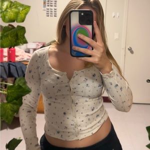 LONG SLEEVE FLORAL TOP.